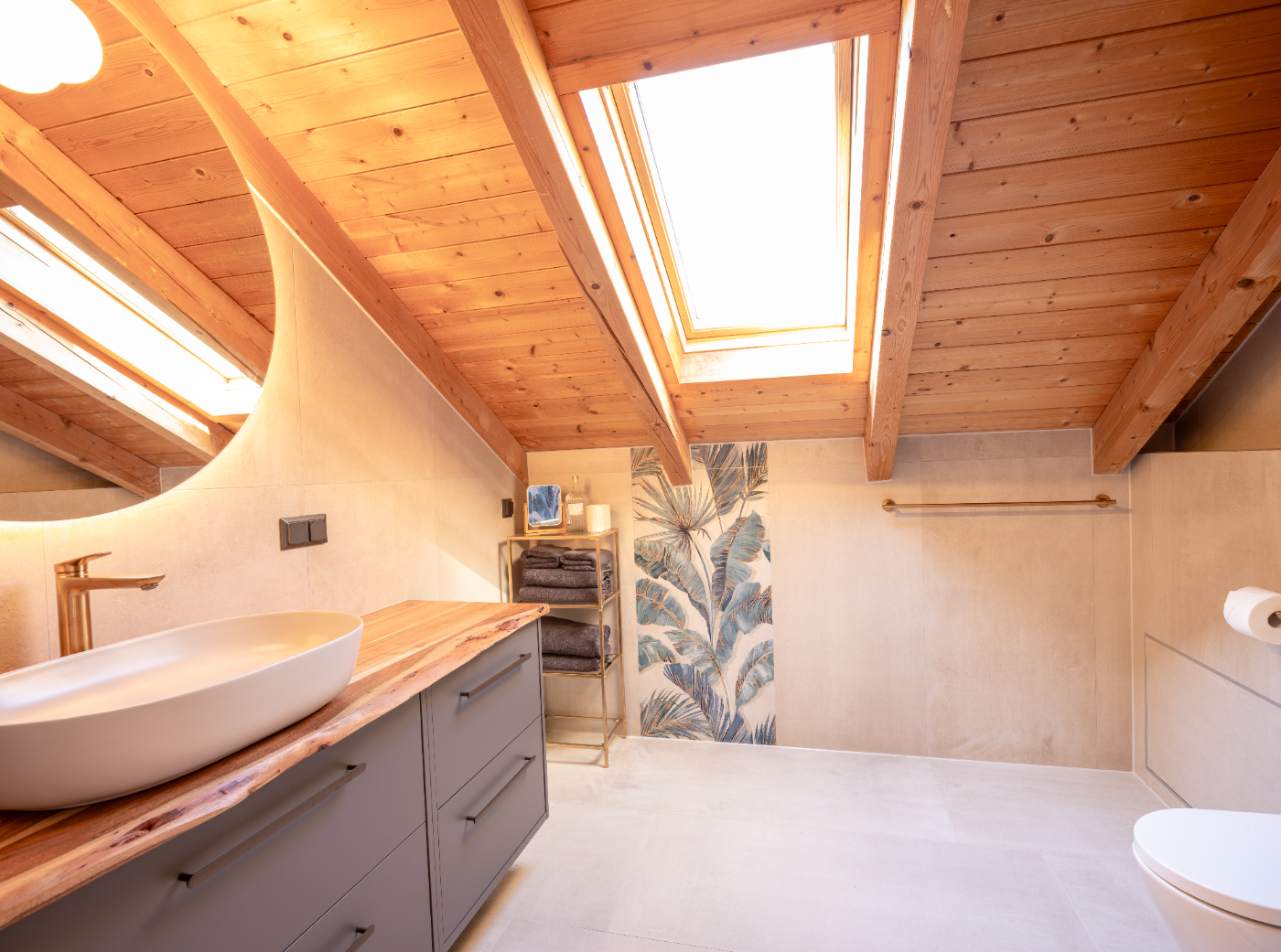 Badezimmer mit Dachfenster