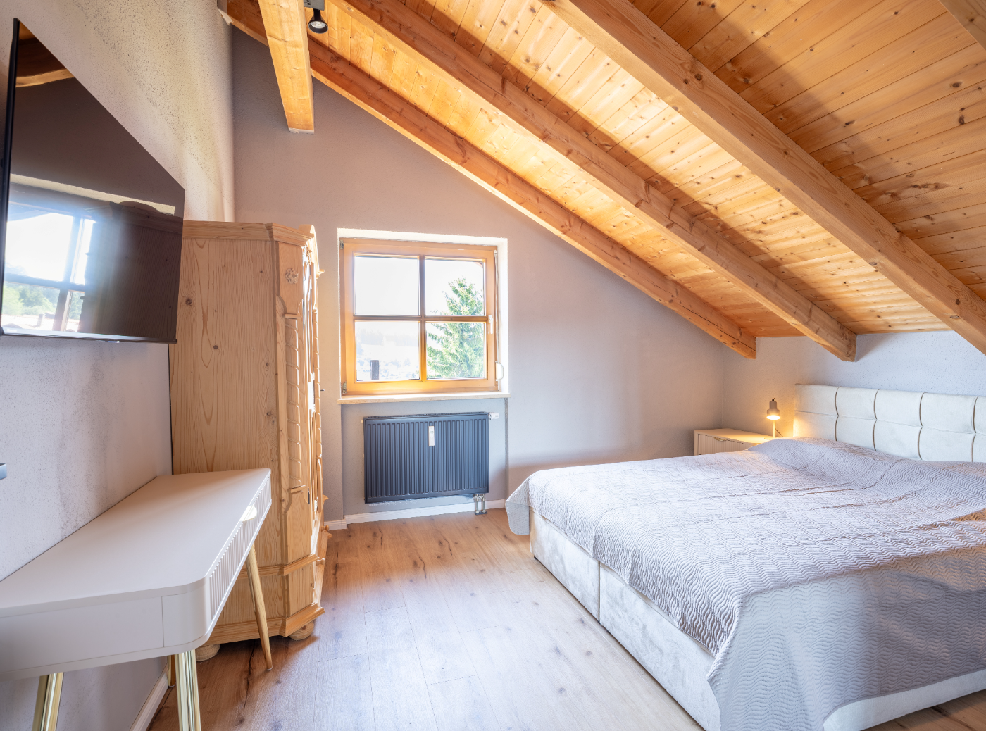 Schlafzimmer mit Bauernschrank