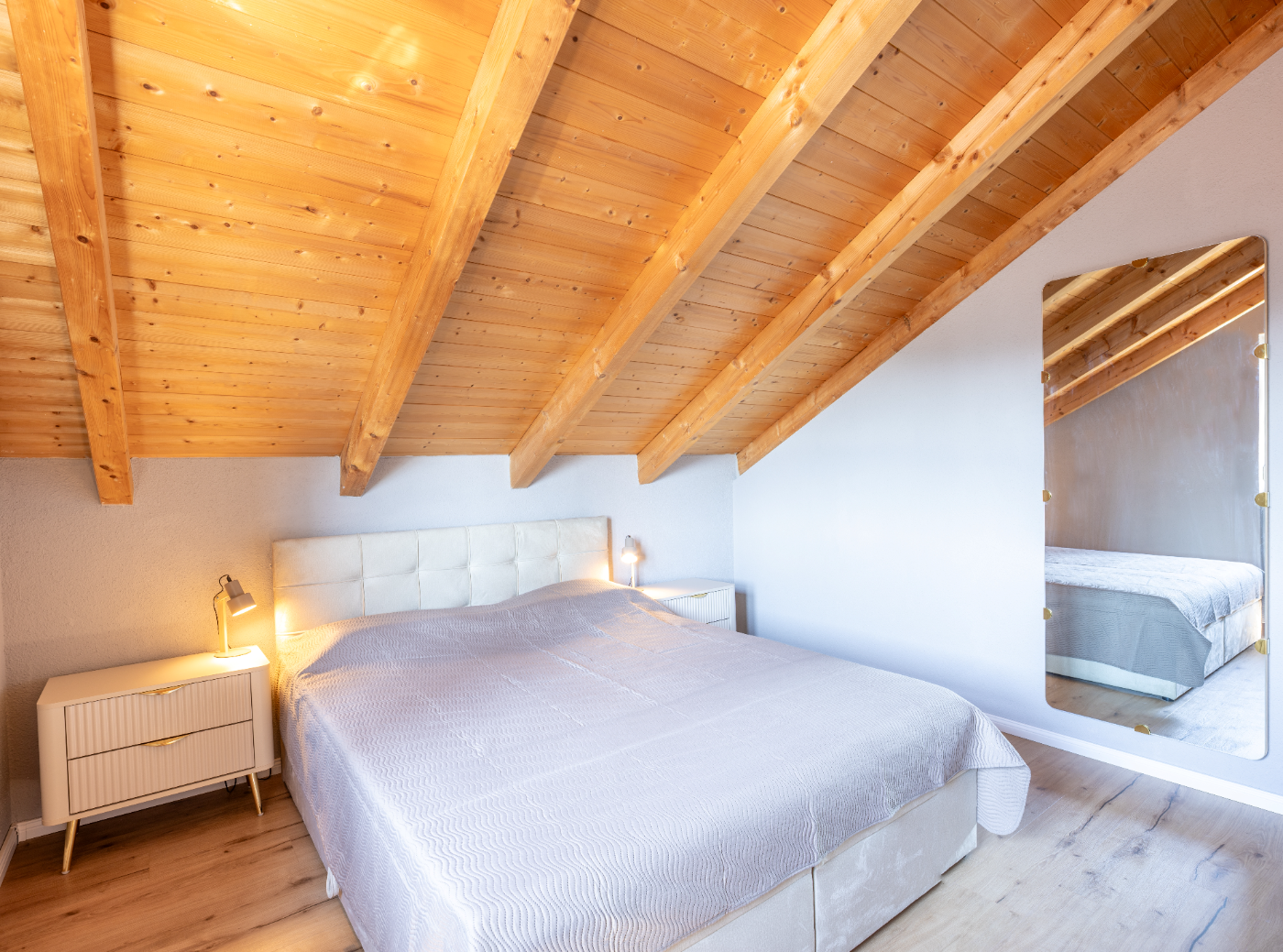 Schlafzimmer mit Standspiegel