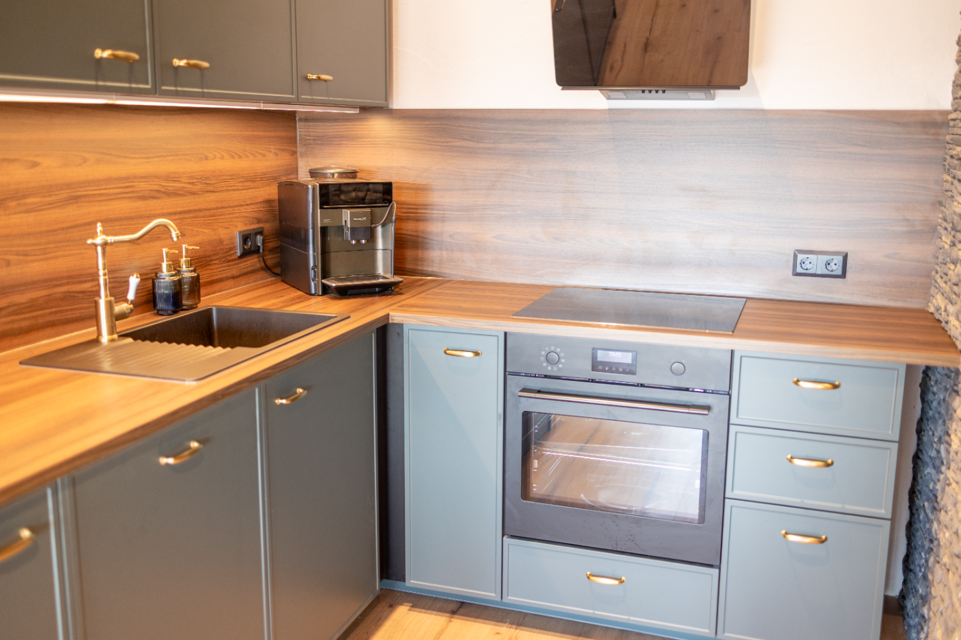Handbemalter Bauernschrank