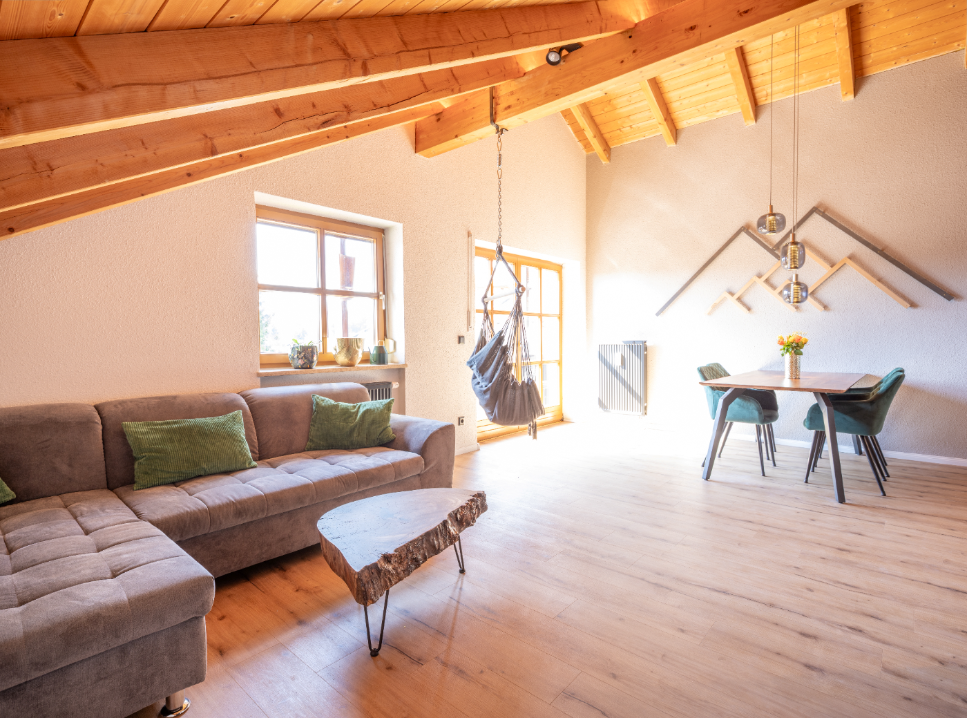 Wohnzimmer mit Sofa und Berg-Wandkunst